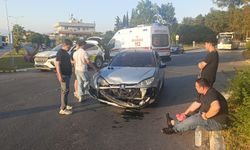 Manavgat'ta 2 otomobil çarpıştı: 3 yaralı