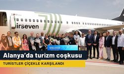 Alanya’da turizm coşkusu: Turistler çiçekle karşılandı