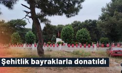 Şehitlik bayraklarla donatıldı