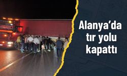 Alanya’da tır yolu kapattı