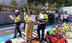 Kemer’de öğrencilere uygulamalı trafik dersi