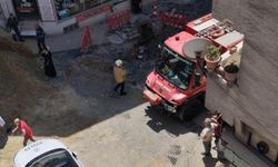 İstanbul Bayrampaşa'da yol çöktü: Göçük altındaki işçi sağ kurtarıldı