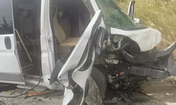 İşçi servis minibüsü ile otomobil çarpıştı: 2’si ağır, 12 yaralı