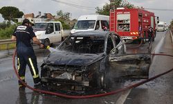Serik’te seyir halindeki otomobil alev alev yandı