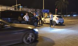 Kırmızı ışık ihlali kazayı getirdi: Tur aracı otomobile çarptı, 1 yaralı