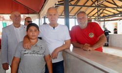 Başkan Özçelik vatandaşlarla bayramlaştı