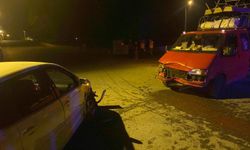 Kamyonetle çarpışan otomobilde 3 kişi yaralandı