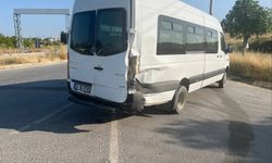 Minibüse çarpan motosiklet sürücüsü yaralandı