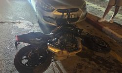 Park halindeki otomobile çarpan sürücü yaralandı