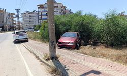 Manavgat'ta direğe çarpan otomobilin sürücüsü yaralandı