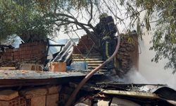 Ev sahibi, elindeki keserle itfaiyecilere yardıma koştu