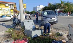 Araç panoya girdi, sokak karanlığa büründü