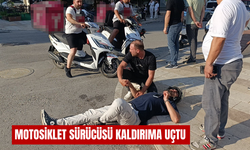 Motosiklet sürücüsü kaldırıma uçtu