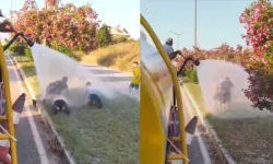 Sıcaktan bunalan çocuklar refüjde sulama yapan su tankeriyle serinledi