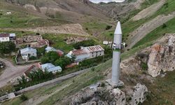 Görenler dönüp bir kez daha bakıyor, minareyi bulan camiyi bulamıyor