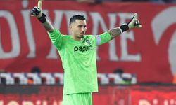 Uğurcan Çakır’dan transfer iddialarına şampiyonluk kupalı yanıt