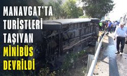 Manavgat'ta turistleri taşıyan minibüs devrildi: 5 yaralı