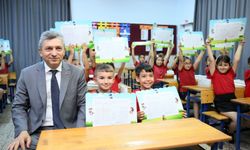 Vali Şahin, öğrencilerin karne heyecanına ortak oldu