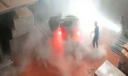 Park halindeyken yanmaya başlayan elektrikli araçtaki yangın, 2 saat boyunca söndürülemedi