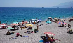 Antalya'da bunaltan sıcaklıkta sahiller doldu