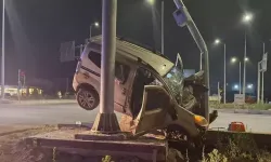 Hafif ticari araç, elektrik direğine daldı!