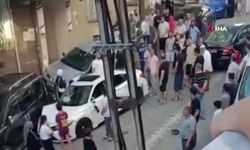 Direksiyon hakimiyetini kaybeden kadın sürücü park haldeki araçlara çarptı