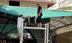 Balkondan düştü, tente hayatını kurtardı