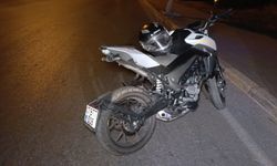 Motosiklet bordür taşına çarptı