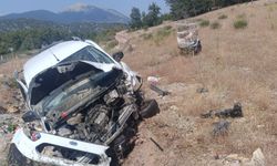 Gündoğmuş'ta hafif ticari araç şarampole uçtu