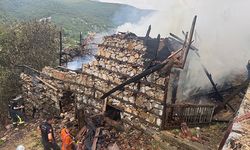 Düğmeli evler yangında küle döndü