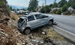 Yoldan çıkan otomobil kayalık alana çarptı