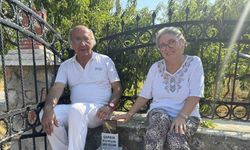 Ölen muhabbet kuşu için mermerden mezar yapıp gömdüler