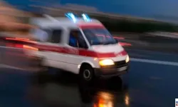 Antalya’da çöp kamyonuna çarpan araç takla attı: 3 yaralı
