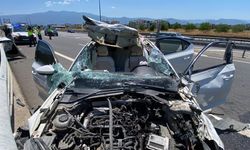 TEM’de bariyere çarpan otomobilin tavanı koptu