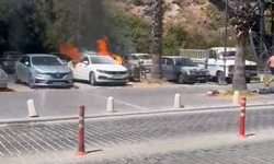Konyaaltı Beach Park’ta park halindeki araç alev aldı