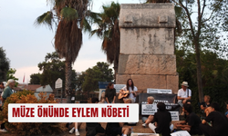Müze önünde eylem nöbeti