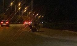 Konya’da yol kenarında 3 gencin tekme tokat kavgası kamerada