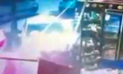 Kontrolden çıkan otomobil bakkal dükkanına daldı