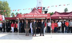 Protokol ve vatandaşlar Cumhuriyet Meydanı’nda buluştu