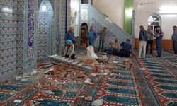 Depremde hasar gören camiye giden şahıs hayatını kaybetti
