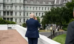 Trump, Beyaz Saray'ın çatısına çıktı