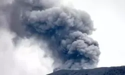 Marapi Yanardağı’ndan gökyüzüne kül fırtınası!