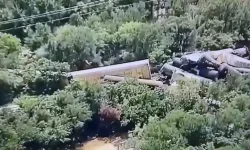 ABD’de 35 vagonlu bir tren raydan çıkıp devrildi