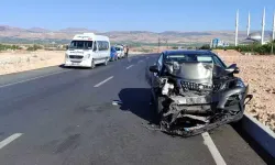 Minibüs ile otomobil çarpıştı: 9 yaralı