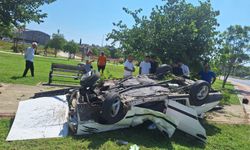 Ağaca çarpan otomobil hurdaya döndü