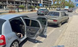 3 otomobilin karıştığı zincirleme kazada 2 kişi yaralandı