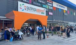 Gazipaşa'da AVM otoparkında otomobil yandı
