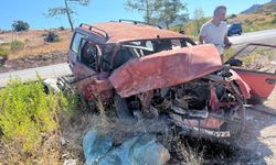Otomobiller kafa kafaya çarpıştı: 1'i ağır 6 yaralı