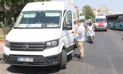 Servis aracı karşıya geçmeye çalışan yayaya çarptı