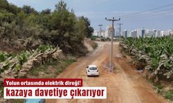 Yolun ortasında elektrik direği kazaya davetiye çıkarıyor